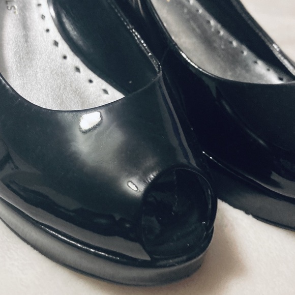 BCBG Peep Toe Wedge black Patent Leather size 7 - Picture 2 of 16